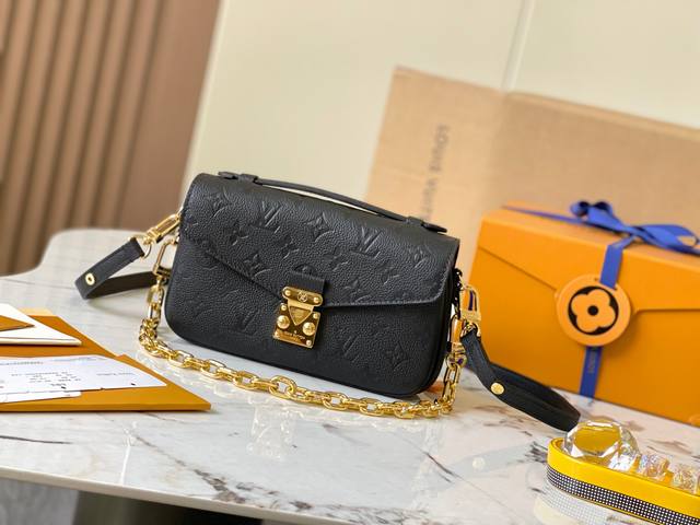 特级精品原厂皮 M46595黑色 本款 Pochette Metis East West 手袋为 Monogram Empreinte 皮革压印 Monogra