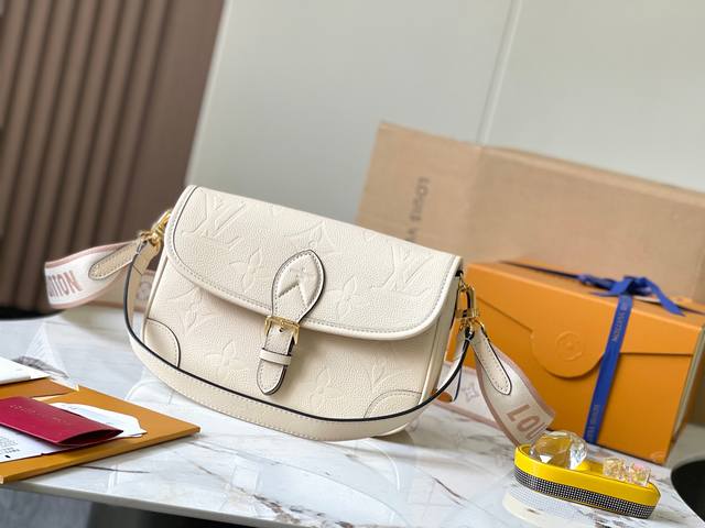 特级精品原厂皮M46388白色 本款 Diane 手袋取材路易威登经典 Monogram Empreinte 压纹皮革，将品牌标识织入可拆卸宽幅提花肩带，在可拆