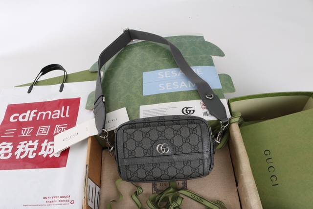 厂价 最高版本原厂皮顶级原单配专柜全套包装 简介：Ophidia系列融合传统精髓与现代设计，匠心呈献亮眼新作。该系列融蕴织带与双G配件两大典藏细节，在早秋系列中