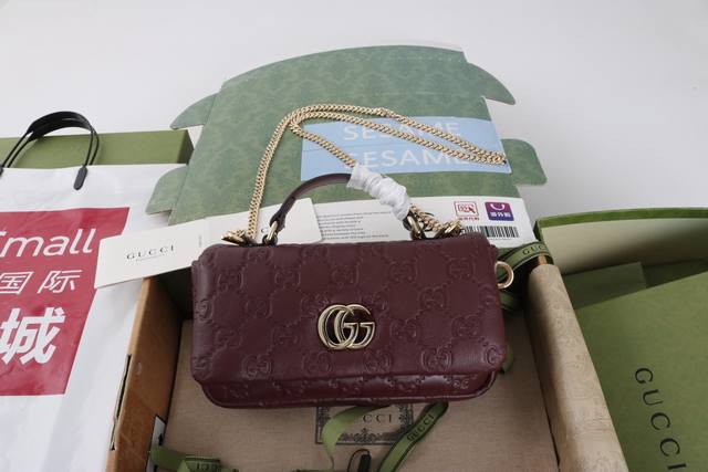 厂价 最高版本原厂皮顶级原单配专柜全套包装 简介：Gg 系列手提包首度亮相秋冬时装秀，致敬米兰这一设计灵感来源之城。这款手提包匠心融蕴全新双G造型配件，选用触感