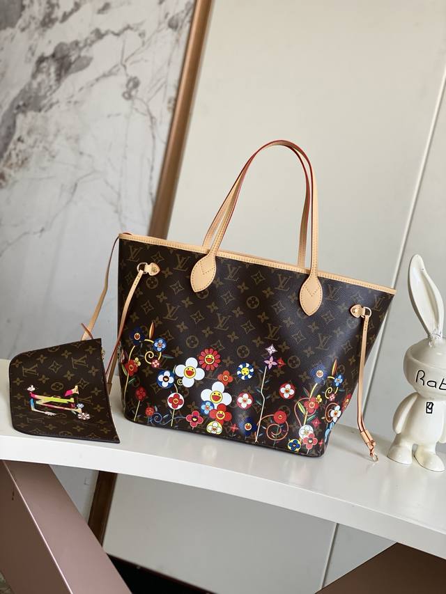 M13271 本款 Neverfull 中号手袋出自路易威登 X 村上隆再版系列，选用 Monogram 帆布塑造宽敞构型，再以灵动 Monogram 花卉图案