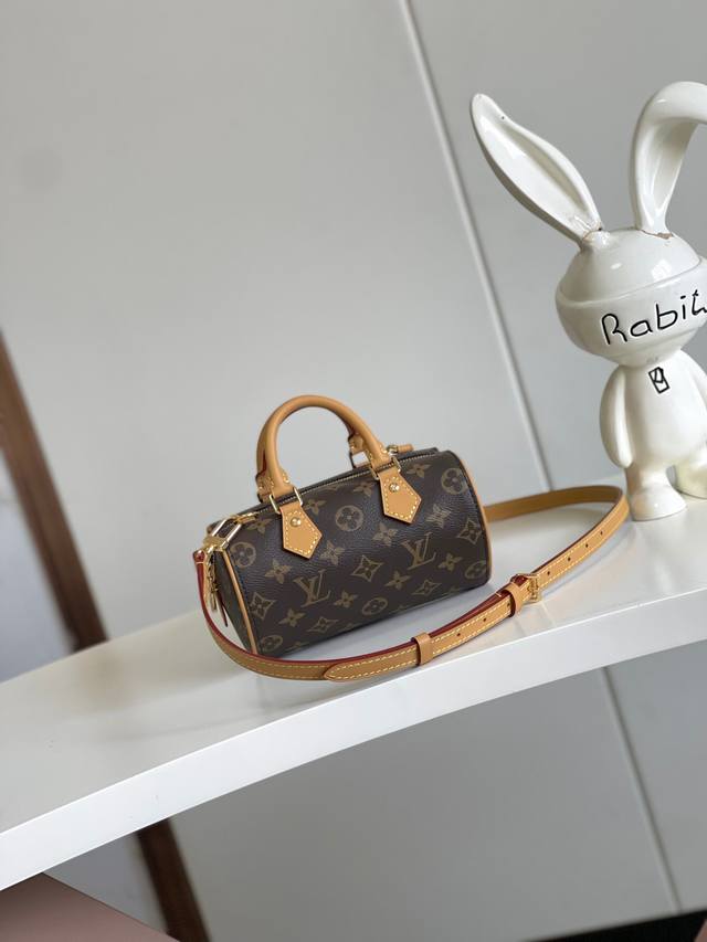 海原外单 独实家拍 M13226 本款 Nano Speedy 手袋选用品牌经典 Monogram Empreinte 皮革裁出摩登紧凑构型，并以柔美色调烘托耀