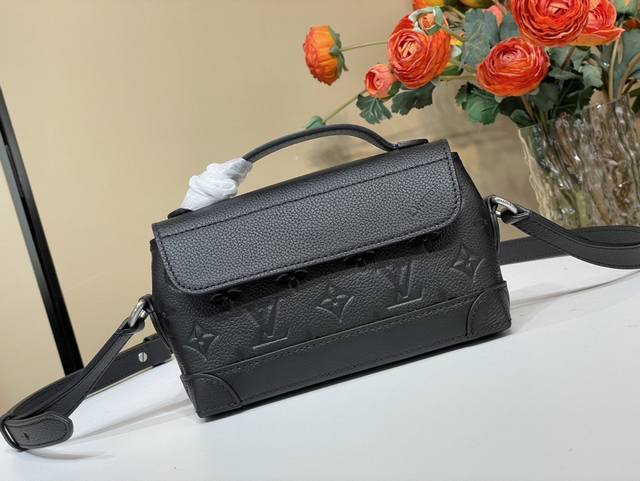 顶级原单复刻独家实拍 Steamer East Westi迷你手袋 M13888 黑色 压花 以Monogram压纹 Taurilon牛皮革演绎横向构型，彰显S