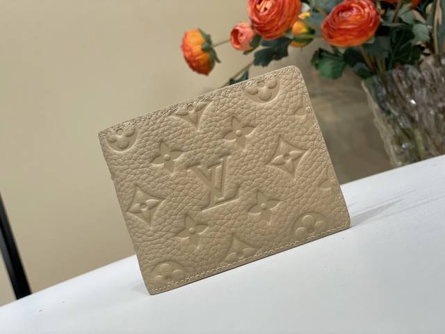 顶级原单复刻独家实拍 Multiple 钱夹 M14252 灰绿色 M13890 杏色 压花 这款多色钱包采用粒面Taurillon牛皮制成的精致配色，具有谨慎