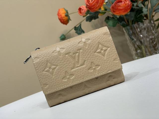 顶级原单复刻独家实拍 Slender Pilot飞行员钱夹 M14143杏色 压花 本款Slender Pilot飞行员钱包由全粒面Taurillon牛皮制成, 顶级原单复刻独家实拍 Slender Pilot飞行员钱夹 M14143杏色 压花 本款Slender Pilot飞行员钱包由全粒面Taurillon牛皮制成,