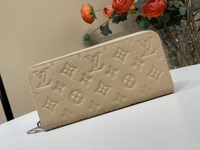顶级原单复刻独家实拍 CléMence Zippy 钱夹 M14142 杏色 压花 路易威登 CléMence 钱夹是丰富实用功能与优雅小巧设计有机融合的典范。