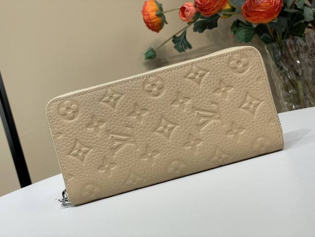 顶级原单复刻独家实拍 Zippy 竖拉链钱夹 M14141杏色 压花 为柔软 Taurillon 皮革压印 Monogram 图案，内设各式卡位、口袋及大号拉链