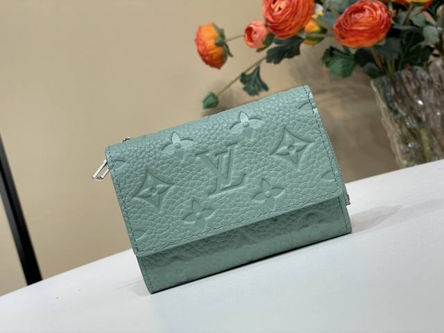 顶级原单复刻独家实拍 Slender Pilot飞行员钱夹 M14143 灰绿色 压花 本款Slender Pilot飞行员钱包由全粒面Taurillon牛皮制 顶级原单复刻独家实拍 Slender Pilot飞行员钱夹 M14143 灰绿色 压花 本款Slender Pilot飞行员钱包由全粒面Taurillon牛皮制