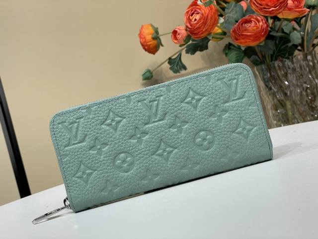 顶级原单复刻独家实拍 CléMence Zippy 钱夹 M14142 灰绿色 压花 路易威登 CléMence 钱夹是丰富实用功能与优雅小巧设计有机融合的典范