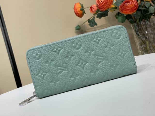 顶级原单复刻独家实拍 Zippy 竖拉链钱夹 M14141 灰绿色 压花 为柔软 Taurillon 皮革压印 Monogram 图案，内设各式卡位、口袋及大号