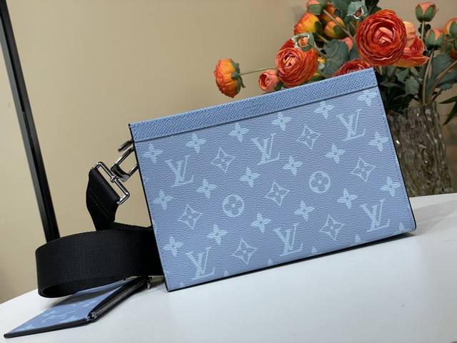 顶级原单复刻独家实拍 Gaston Wearable Wallet 手袋 M14114 浅蓝色 Monogram帆布和同系颜色的泰加皮革让人联想到夏天的调色板的 顶级原单复刻独家实拍 Gaston Wearable Wallet 手袋 M14114 浅蓝色 Monogram帆布和同系颜色的泰加皮革让人联想到夏天的调色板的
