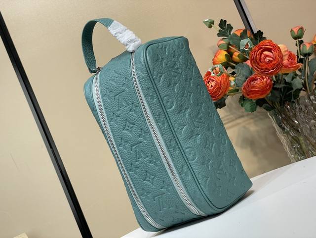 顶级原单复刻独家实拍 Dopp Kit 盥洗化妆袋 M44494 13978 灰绿色 压花 Pharrell Williams为这款Taurillon Mono