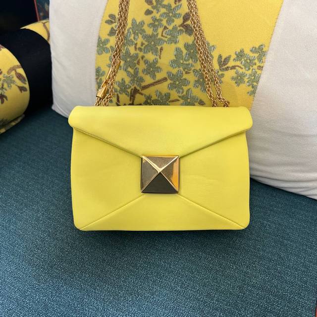 全套包装 -型号: -Garavani One Stud链条手袋，正面配有超大铆钉，可肩背、斜挎或手提 -仿古黄铜饰面铆钉和金属配件 -磁扣开合 -软羊革衬里。