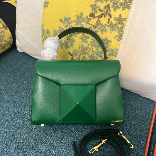 全套包装 型号:1013 One Stud迷你羊皮手袋，正面采用超大铆钉开合。 -得益于可调节肩带和提手的设计，这款包即可手提，亦可肩背和斜挎 -磁扣开合 -保