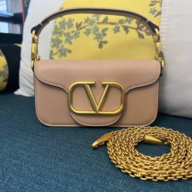 全套包装 型号:2030S 小号 Garavani Mini Locò小牛皮手袋，金属Vlogo Signature细节 - 配可拆卸提手和可拆卸滑动式链条，可