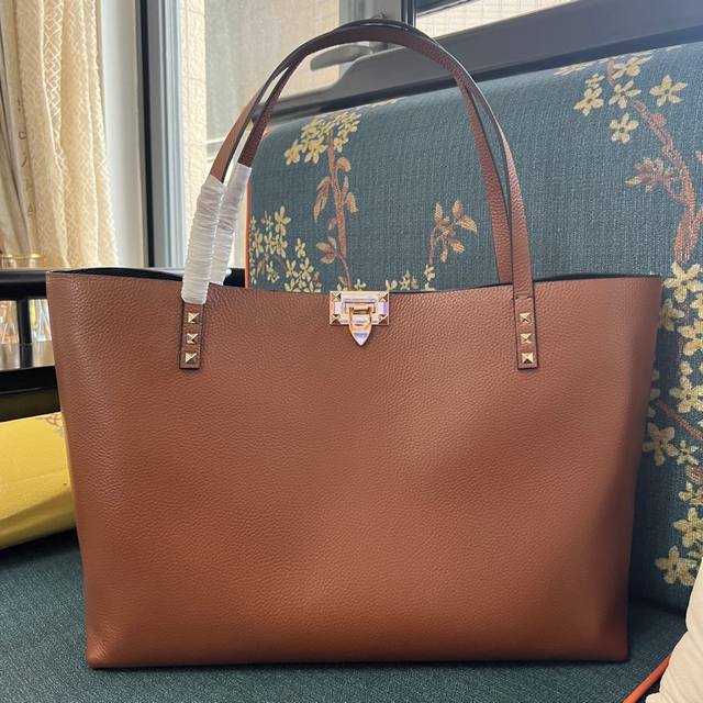 全套包装 型号:0081L 大号 Garavani这款“Rockstud”L号托特包饰有灵感源自古代建筑的Rockstud缀饰，经典而时尚。 内部细节: 一个内