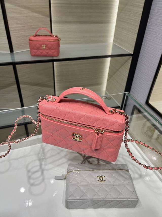 Ohanel 25C新款 Lp链条 手柄化妆包 浅灰 牛皮 单肩斜挎手提包 尺寸:19.5Cmx5Cmx17Cm型号A P5730Y 。 Ohanel 25C新款 Lp链条 手柄化妆包 浅灰 牛皮 单肩斜挎手提包 尺寸:19.5Cmx5Cmx17Cm型号A P5730Y 。