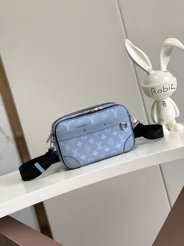 海原外单 独实家拍 163芯片 M14073 M46955 本款 Alpha 邮差包为 Taga 牛皮革和 Monogram 涂层帆布渲染明亮色调，以精巧设计为