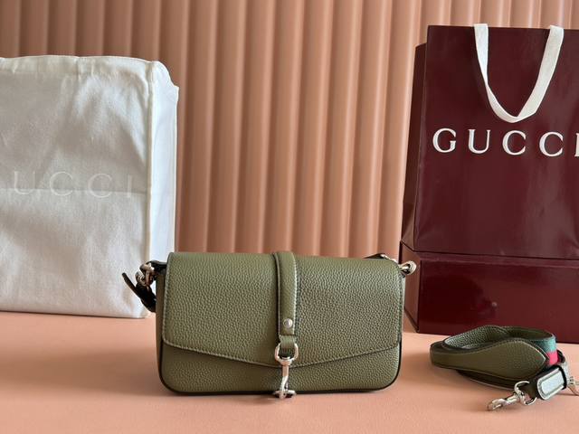 配置专柜全套包装 2025春夏系列精彩呈献手袋新作。这款斜挎包采用翻盖开合，搭配弹簧钩扣配件，以焕新品牌标志性设计出彩，尽释品牌别出新意的美学风致。以黑色粒面皮