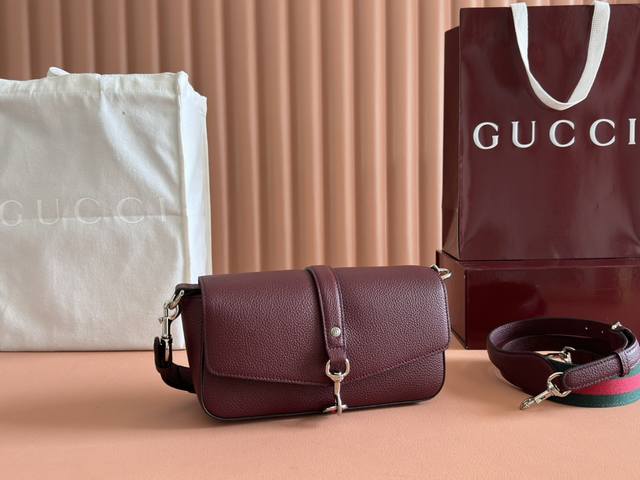 配置专柜全套包装 2025春夏系列精彩呈献手袋新作。这款斜挎包采用翻盖开合，搭配弹簧钩扣配件，以焕新品牌标志性设计出彩，尽释品牌别出新意的美学风致。以黑色粒面皮