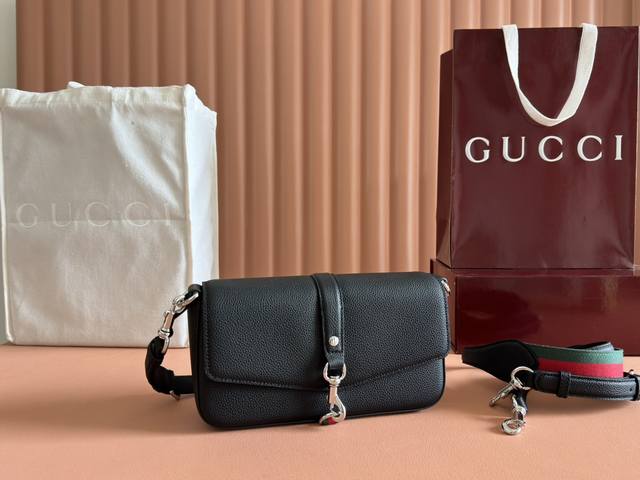 配置专柜全套包装 2025春夏系列精彩呈献手袋新作。这款斜挎包采用翻盖开合，搭配弹簧钩扣配件，以焕新品牌标志性设计出彩，尽释品牌别出新意的美学风致。以黑色粒面皮