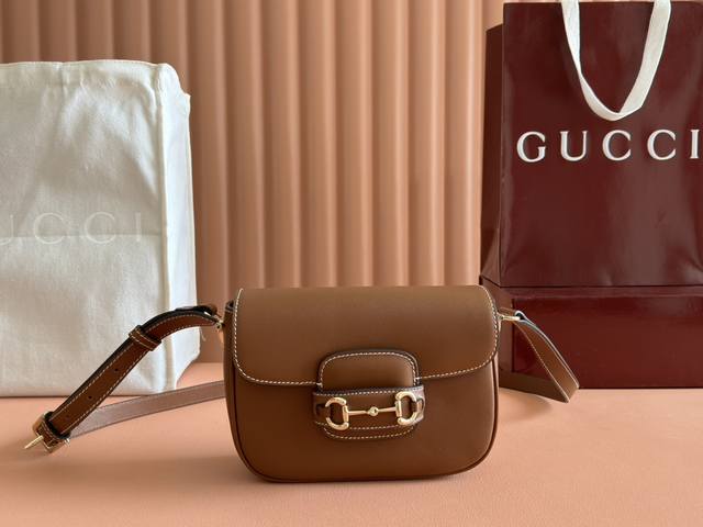 配置专柜全套包装 Gucci Horsebit 1955系列迷你肩背包 款号815205 Fad6M 8759 由创作总监Sabato De Sarno愿景指导