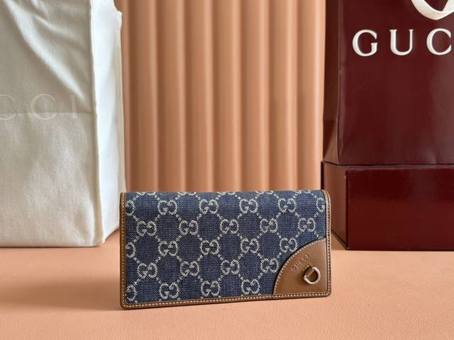 配置专柜全套包装 Gg Emblem 全新 Gg Emblem 系列焕新诠释品牌的隽永优雅风范和精湛工艺这款蓝色和深棕色迷你钱包焕新演绎品牌全新小件配饰系列甄选