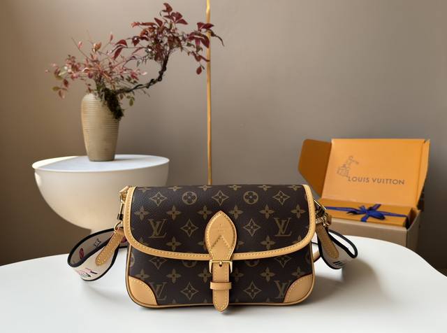 配置全套免税Mb包装 ◤ 爆款系列 #M45985# 实物拍摄全钢五金芯片版◥ 尺寸:9*15*24 作为系列重新带我们回到90年代的复古元素, 两条肩带的设计 配置全套免税Mb包装 ◤ 爆款系列 #M45985# 实物拍摄全钢五金芯片版◥ 尺寸:9*15*24 作为系列重新带我们回到90年代的复古元素, 两条肩带的设计