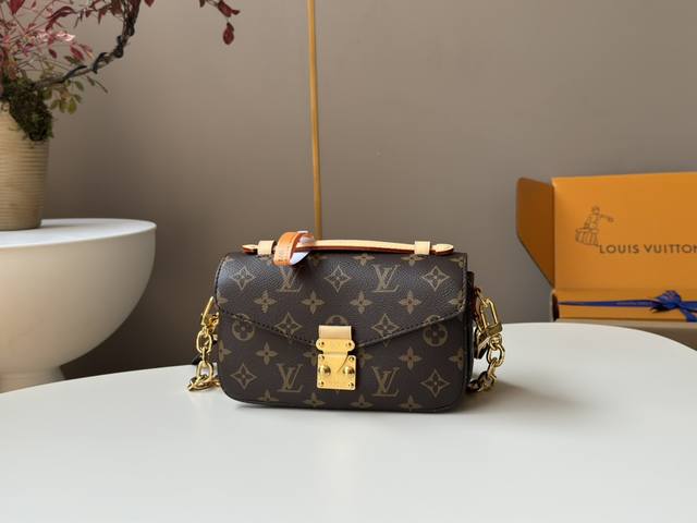 配置全套Mb免税包装 é #M46279特级全钢芯片版 实物拍摄 尺寸：21.5*13.5*6Cm 小邮差延续经典元素的同时又增添新的魅力， 链条可拆卸的设计，