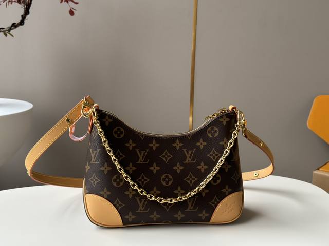 配置全套Mb免税包装 升级菱形可变码芯片爆款之王 #M45832特级全钢实物拍摄 尺寸：29*16*9.5Cm 好看又能装的牛角包集齐了复古与时尚完美融合， 不