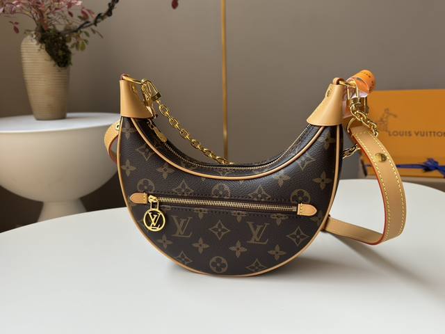 配置全套免税Mb包装 系列 #M81098#实物拍摄全钢五金芯片版尺寸：23*13*6 爆款系列被称为“豌豆包跟月亮包” 半月形的造型设计，给人一种复古的韵味。