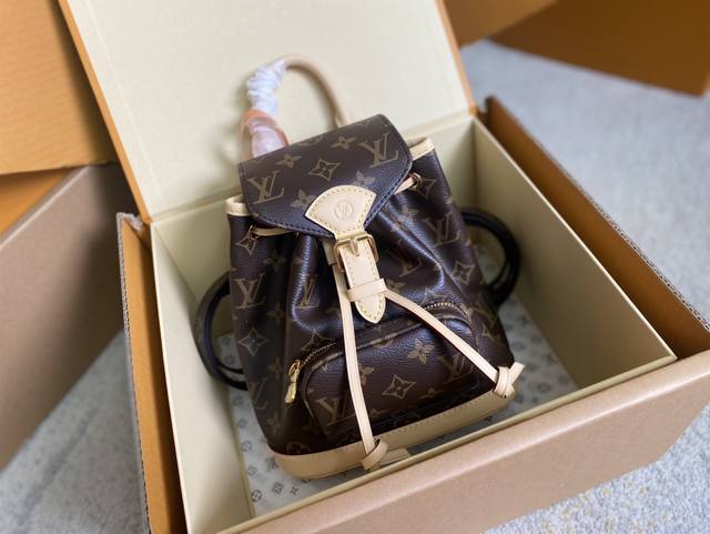 M11199老花 Mb免税版本 支持Nxp芯片感应 动态芯片這款時尚的Montsouris Mini背包採用Monogram塗層帆布製作,而牛皮設計的底部則綴有 M11199老花 Mb免税版本 支持Nxp芯片感应 动态芯片這款時尚的Montsouris Mini背包採用Monogram塗層帆布製作,而牛皮設計的底部則綴有