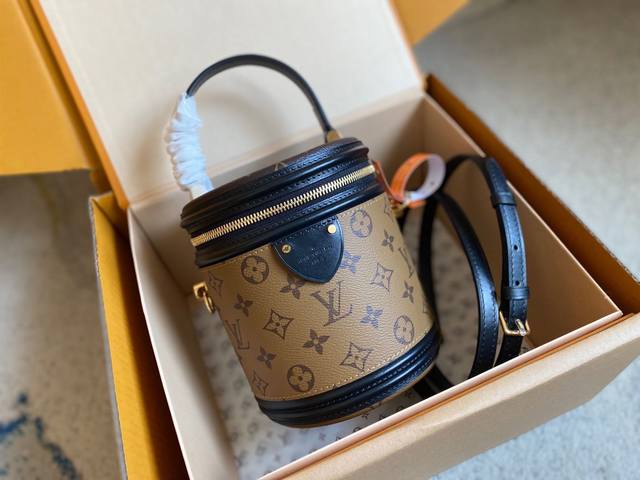 M43986 Mb免税版本 全钢五金 支持Nxp芯片感应 动态芯片借鉴历史悠久的Lv Cannes化妆箱造型，女装艺术总监Nicolas GhesquièRe以