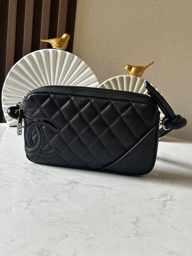 康鹏系列黑配白熊猫配色 超喜欢的康鹏系列黑色侧面大Logo很亮眼[哇R][哇R]这款是扁扁的型腋下背还会有视觉上提高腰线拉长腿部线条的效果[暗中观察R][暗中观