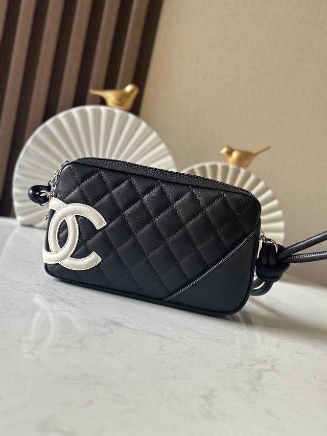 康鹏系列黑配白熊猫配色 超喜欢的康鹏系列黑色侧面大Logo很亮眼[哇R][哇R]这款是扁扁的型腋下背还会有视觉上提高腰线拉长腿部线条的效果[暗中观察R][暗中观