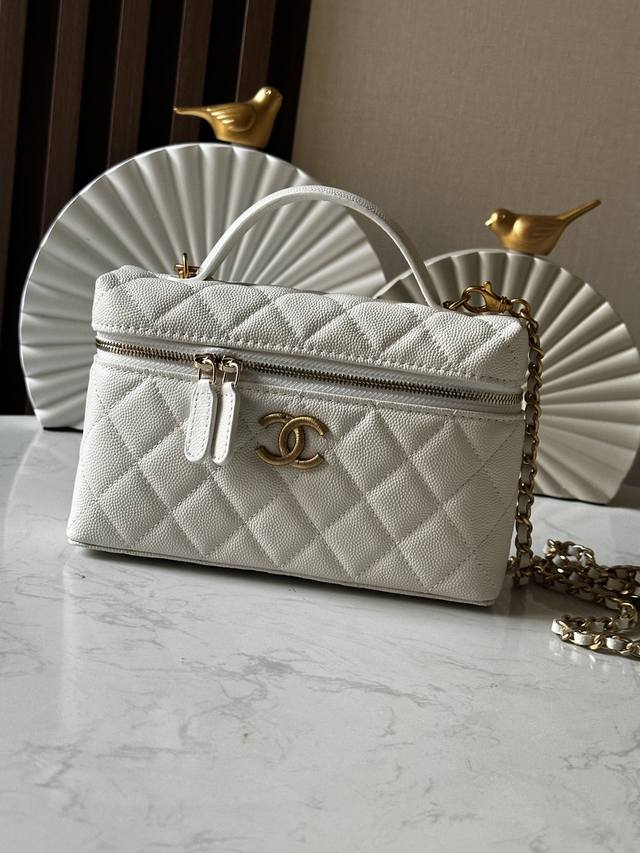 25C饭盒包最新拉丝纹双C大Logo精致感满满 最顶的五金，品牌搭金色五金，黄铜电镀K金，字体字迹清晰，光滑有质感，没有一点毛刺，精细程度这些能让你最直观的了解