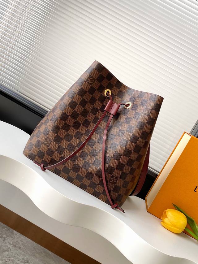 动态变码芯片 顶级原单加强版 Gaston-Louis Vuitton 于 1932 年专为承运香槟酒设计的酒袋邂逅当代潮流，化身蕴含传承之美的 NéOnoé