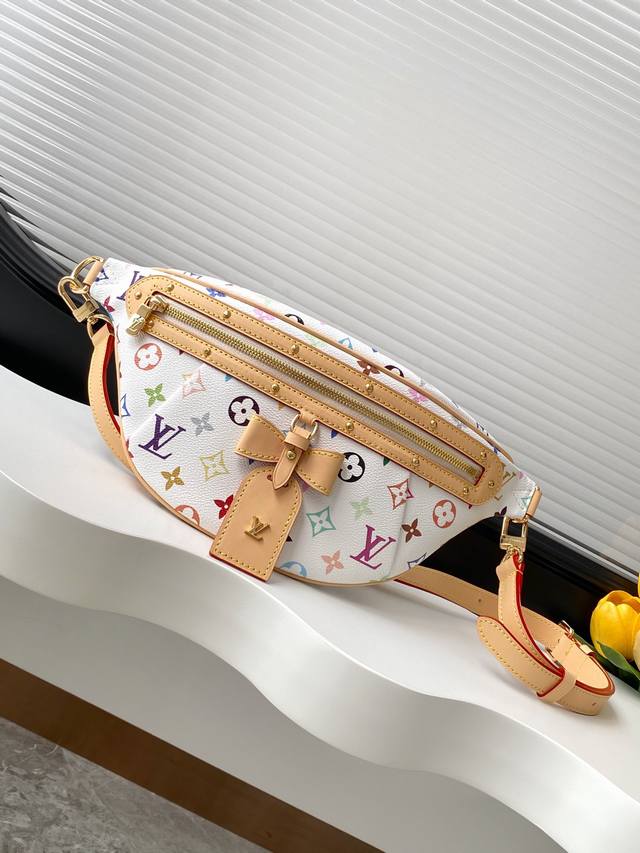 动态163C01芯片 顶级原单加强版 M13 白彩 顶级原单 独家背景实拍 High Rise 腰包以路易威登 X 村上隆再版系列的玩趣格调。Monogram