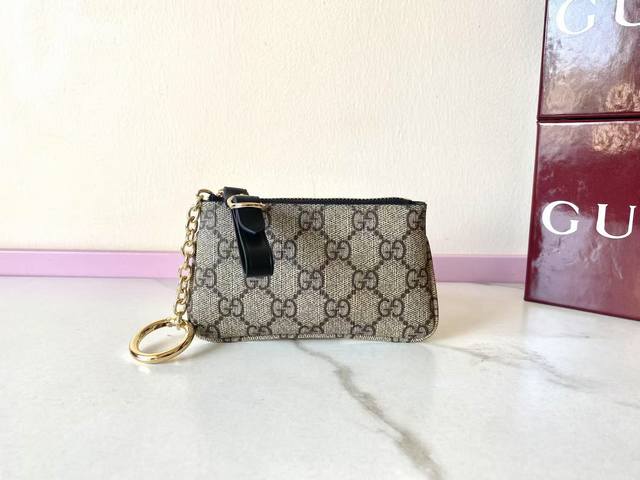 原厂皮配红盒包装 型号：819113Gg Emblem系列饰包带卡片夹 Gg Emblem系列以创意设计和创新功能焕新诠释经典图案，匠心缔造未来数年的珍藏之选。