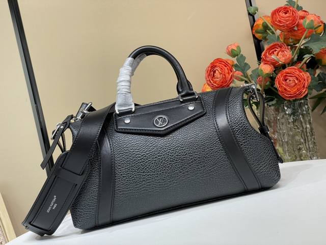 顶级原单复刻独家实拍 Nano Lv Biker 手袋 M14623黑色 机车包 本款 Nano Lv Rider 手袋出自 2025 春夏系列，为像素化粒面羊