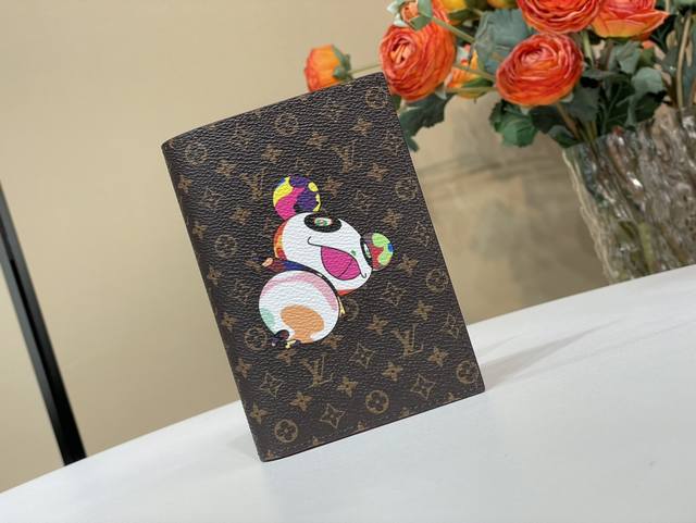顶级原单复刻独家实拍 Lv X Tm 护照套 M14164老花 公仔丝印 村上隆 本款护照套出自路易威登 X 村上隆再版系列,以艺术家笔下的熊猫形象开启趣味旅程 顶级原单复刻独家实拍 Lv X Tm 护照套 M14164老花 公仔丝印 村上隆 本款护照套出自路易威登 X 村上隆再版系列,以艺术家笔下的熊猫形象开启趣味旅程