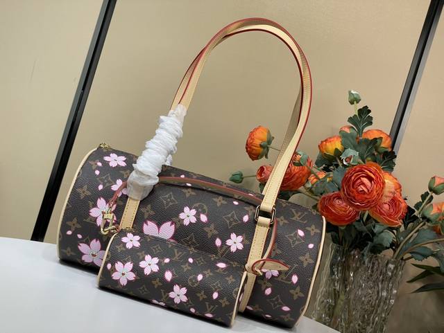 顶级原单复刻独家实拍 L Papillon手袋 M13097 老花 樱花 村上隆 本款Papillon手袋以Monogram涂层帆布和皮革饰边塑造横向圆柱构型，