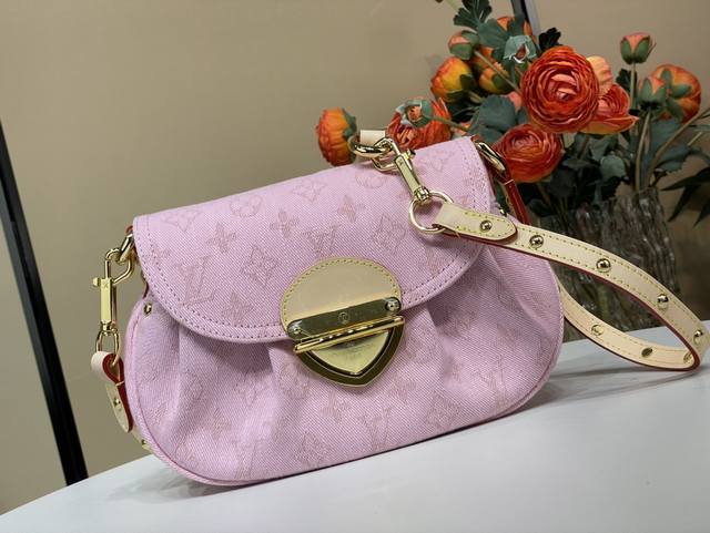 顶级原单复刻独家实拍 Sunset 手袋 M13347 粉色 牛仔 本款Sunset手袋依托精湛漂白工艺，令诞生于2005年的Monogram Denim 图案