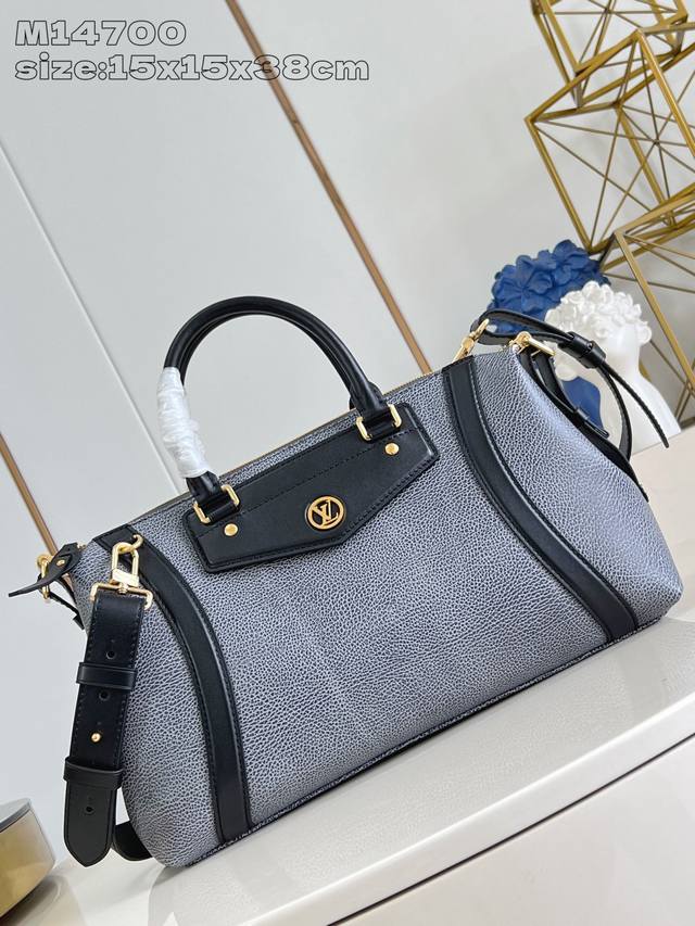 出厂价P 顶级原单 M 0牛仔深蓝 M 2 本款 Lv Biker 中号手袋瞩目亮相 2025 春夏秀场，以经典机车夹克灵感展现 Nicolas Ghesqui