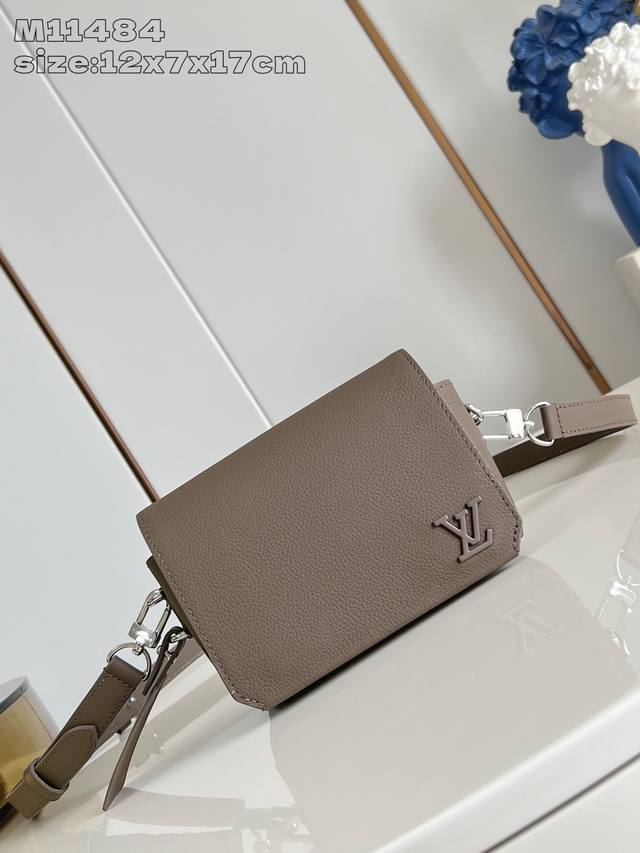 出厂价P 顶级原单 M11484啡 本款 Fastline 迷你手袋采用 Lv Aerogram 牛皮革塑造袖珍构型，以磁扣翻盖的斜裁边角和 Lv 字母点明 L