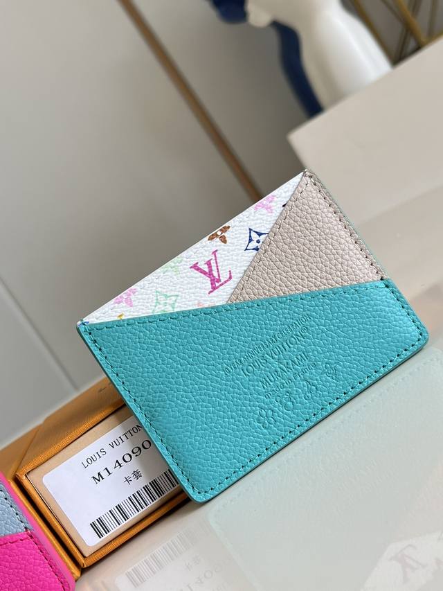 出厂价P 顶级原单 M14090蓝 世界知名的日本艺术家村上隆丰富多彩的彩虹调色板,将这款纵横交错的Lv X Tm Criss-Cross Card Holde 出厂价P 顶级原单 M14090蓝 世界知名的日本艺术家村上隆丰富多彩的彩虹调色板,将这款纵横交错的Lv X Tm Criss-Cross Card Holde