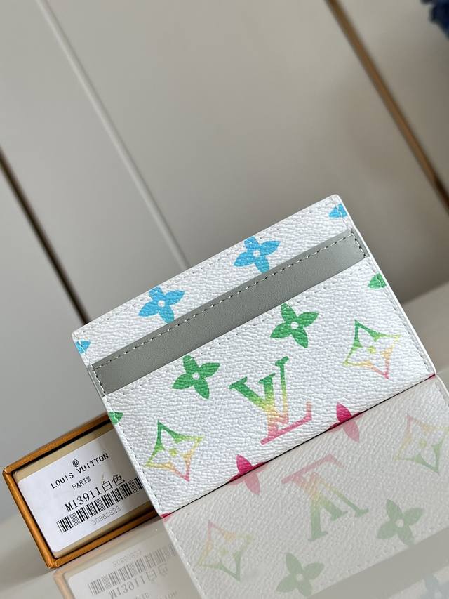 出厂价P 顶级原单 M13911白 此款采用全新 Monogram Eclipse 涂层帆布材质的卡片夹风格靓丽而时髦，体积小巧，可轻松收入口袋中。配有中央口袋