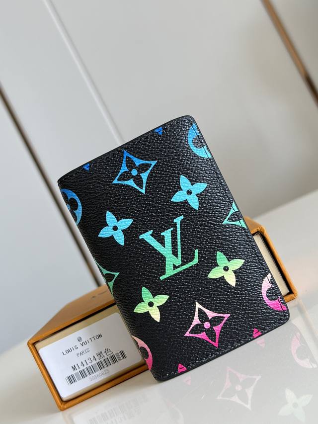 出厂价P 顶级原单M14134黑 本款口袋钱夹取材 Brushed Monogram 皮革，呈现褪色效果 Monogram 印花和做旧质感，致意牛仔长期使用的皮