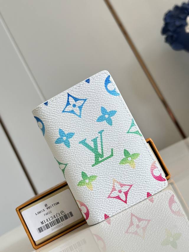 出厂价P 顶级原单 M14134白 本款口袋钱夹取材 Brushed Monogram 皮革，呈现褪色效果 Monogram 印花和做旧质感，致意牛仔长期使用的