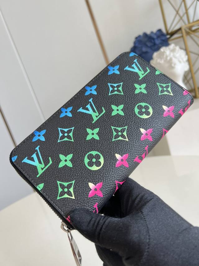 出厂价P 顶级原单 M13908黑 作为路易威登代表性作品之一，此款 Zippy 拉链钱夹由 Monogram 帆布制成，具有实用性，包含宽敞隔层、一个拉链硬币